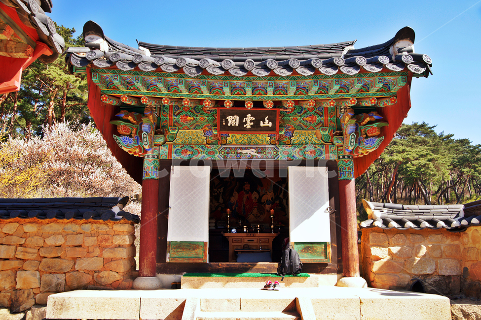 산령각,통도사,산신각,맞배집,토속신앙,산악숭배사상,산신,호랑이,호혈,한국전통,한국문화,korean traditional,korean culture,종교,신앙,religion,belief,faith,건축물,건물외관,exterior,building,structure,architecture,construction