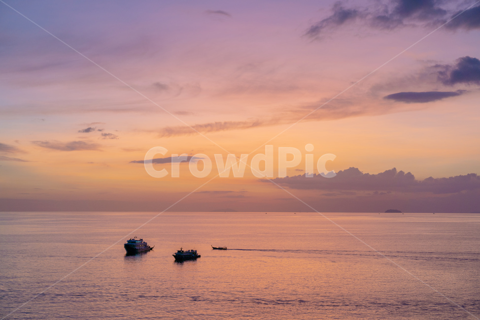 노을,sunset,핑크,pink,하늘,sky,clouds,구름,해질녘,그라데이션,바다,배,ship,boat,sea,자연,풍경,nature,landscape,vehicle,차량,보트,transportation,교통