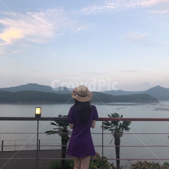 뒷모습,원피스,테라스,바다,이쁜여자,짚신모자,사람,인물,인간,human,person,여성,여자,woman,female,lady,여행,휴가,traveling,vacation,trip