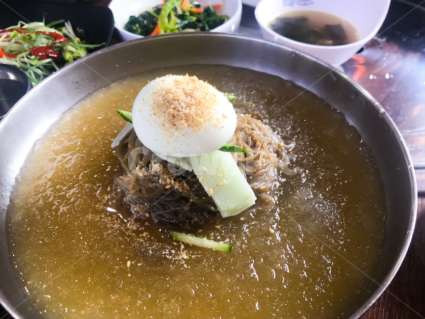 냉면,물냉면,계란,칡냉면,오이,국물,육수,여름,시원한,면,면요리,살얼음,사발,식당,국수,음식,food,요리,meal,egg,cold,ice,noddle,bowl