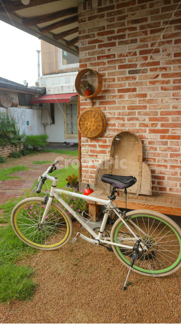 old house,old times,bicycle,ondol,hanok,Korean residential life,colander,tradition,hanok house,reply,key,1980s,Korea