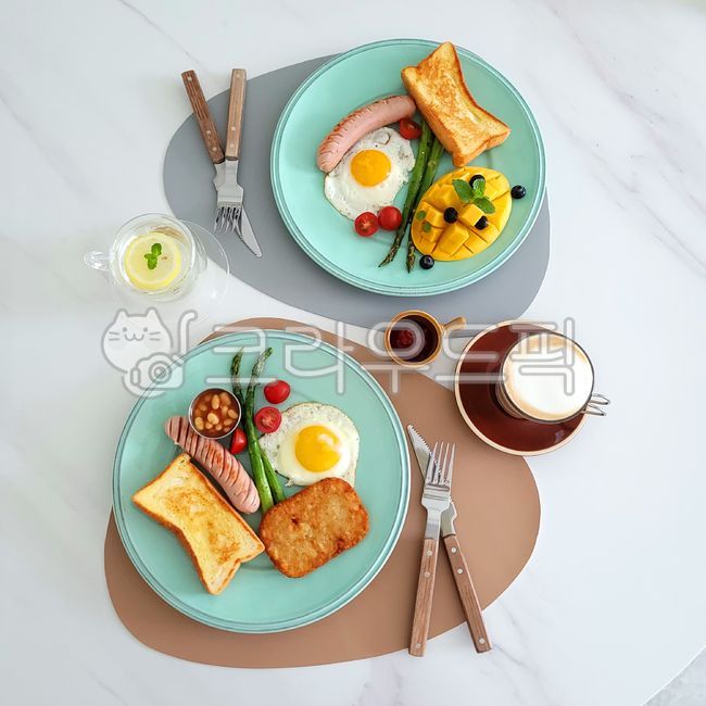 해시브라운,해쉬브라운,브런치,아침,음식,요리,망고,카페라떼,커피,계란후라이,소세지,토스트,hashbrown,toast,sausage,sunnysideup,brunch,breakfast,mango,아스파라거스,meal