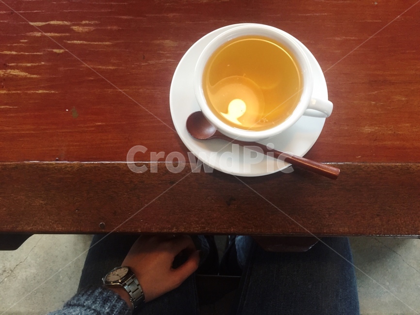 spoon,숟가락,도기류,pottery,saucer,받침접시,human,인간,person,사람,tea,티,테이블,table,hand,손,손목시계,커피,카페,coffee,cafe