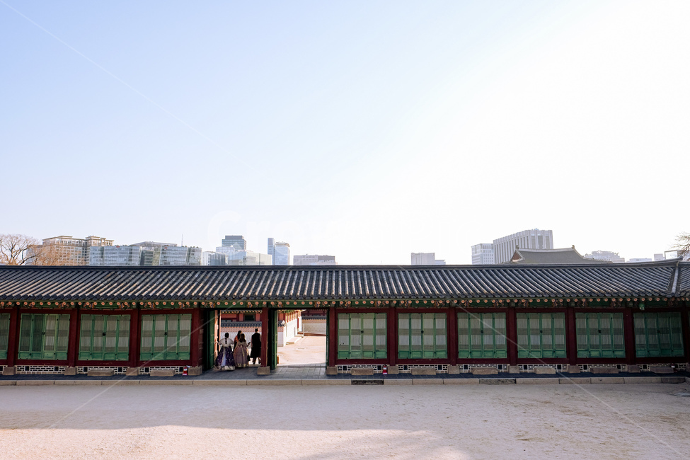 경복궁,궁궐,한복입은사람들,서울풍경,서울관광지,building,architecture,건축물,건물,gyeongbokgung,전통문양,palace,현대와고전의조화,궁궐과사람들,파란하늘,스카이,궁궐과현대건축물,관광객,koreantraditionalbuilding,한복,한국전통,한국문화,korean traditional,korean culture,랜드마크,landmark,tourist attraction,한국랜드마크,한국관광지,한국명소,korea landmark,korea tourist attraction