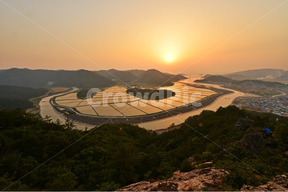 Daedeok Mountain Muldori,Beopseong Port,dusk,Beopseong Port sunset,scenery,sight,Daedeoksan Mountain Sunset,sky,coastline,Daedeoksan Mountain,red sky,nature,Dusk,water,glory,outdoors,redsky,sunset,shoreline,Hansirang Field,landscape