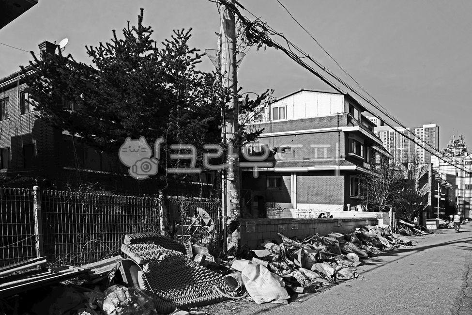 redevelopment,Uiwang city,redevelopment district,Multifamily housing,Demolition,house,Naeseonla District,alley,Naesondong,abandoned house,multigenerational housing,Grayscale