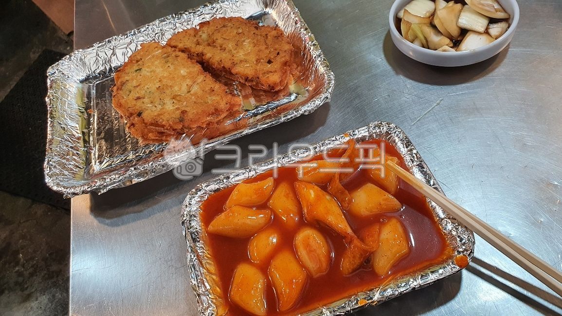 Gwangjang Market,Bindaetteok,market food,tteokbokki,Makgeolli snack,snack bar