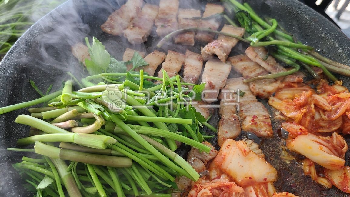 미나리삼겹살,미나리,삼겹살,김치,구이,pork,돼지고기,meat,고기,food,음식,식사,한국음식