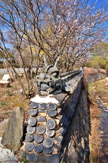 봄,돌담,양산,자연,관음암,용머리장식,담장,한국전통,한국문화,korean traditional,korean culture,건축물,건물외관,exterior,building,structure,architecture,construction