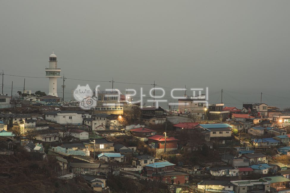 강원도,묵호항,어촌,어촌풍경,새벽,등대,집,개발,부동산,조용한,한적한,조명,골몰,정겨운,바다,해안가,어촌말을,어업,흐린,날씨,안전,항해