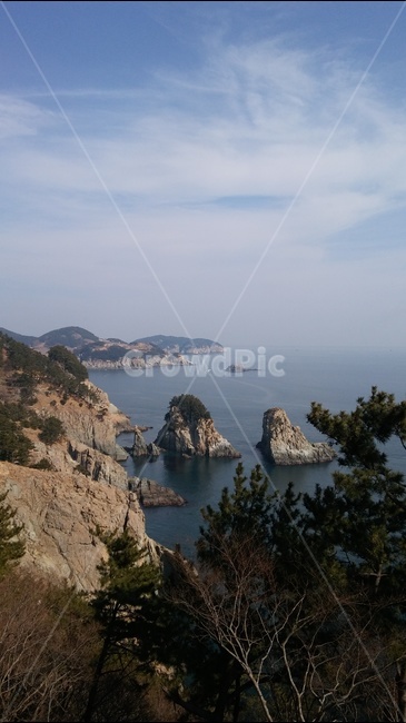 바다,바위,섬,하늘,나무,자연,풍경,nature,landscape,outdoors,옥외,land,땅,shoreline,해안선,water,물,promontory,곶,ocean,대양,sea