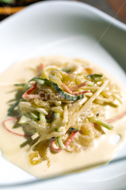 background,coldjellyfishsalad,cooking,cuisine,delicious,dinner,dish,food,fresh,gourmet,green,healthy,lunch,meal,plate,restaurant,salad,sauce,vegetable,white,음식,요리,샐러드,해파리냉채,냉채,애피타이저,채소,야채,채식,오이,당근,소스,건강식