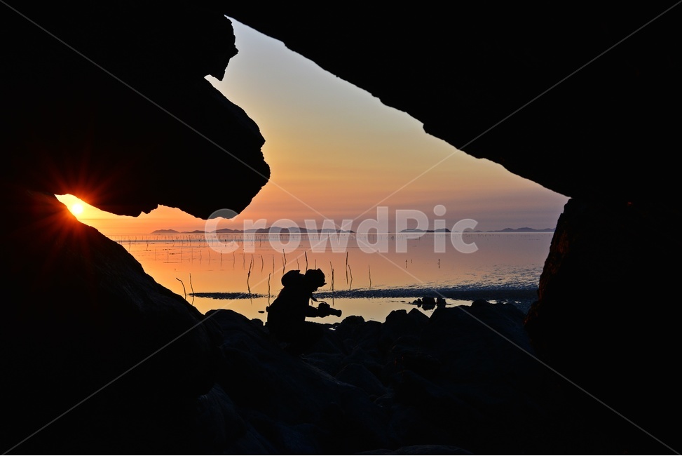 nature,자연,outdoors,옥외,sea,바다,water,물,ocean,대양,shoreline,해안선,coast,연안,영광,백수,백수해변,해변,해식동굴,일몰,황혼,light,빛,flare,플레어,cave,동굴,사람,인간