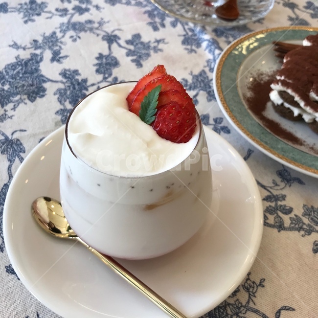 카페,딸기라떼,딸기크림라떼,음료,딸기,음료수,디저트,간식,후식,dessert,snack