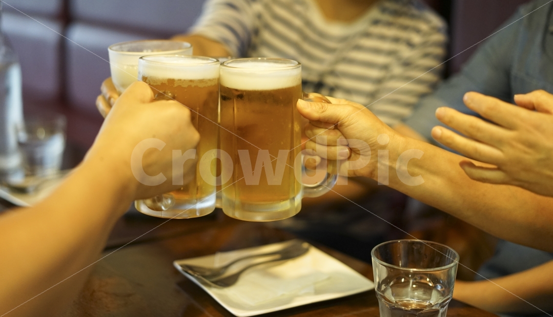 건배,맥주,호프,브라보,치얼스,원샷,생맥주,생맥,비어,술,모임,사람,손,사람,인물,인간,human,person,술,주류,alcohol