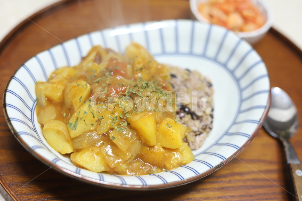 카레,토마토,저녁,혼밥,식사메뉴,김치,스푼,우드트레이,토마토카레,저녁메뉴,dinner,tomato,curry,tomatocurry,spoon,kimchi,woodtray,rice,밥,사과,감자,apple,potato