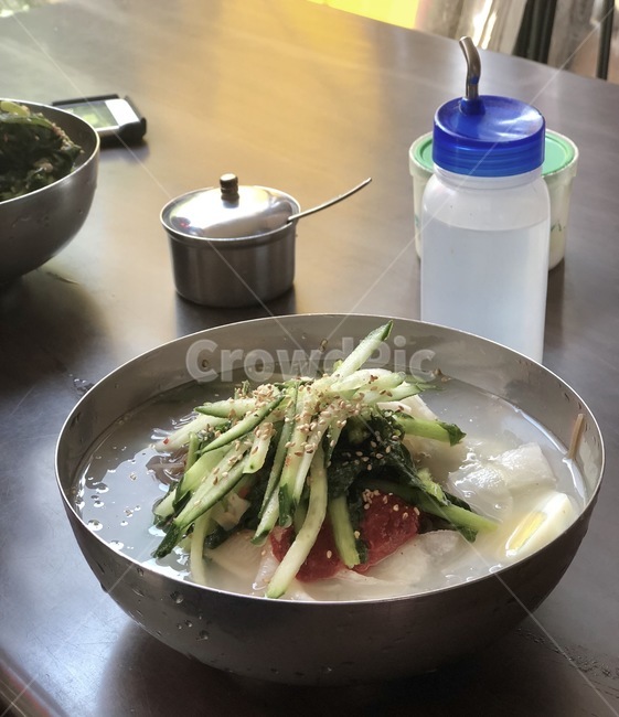 냉면,한국음식,식초,겨자,여름음식,한국여름대표음식,다대기,양념장,시원칼칼,열무냉면,설탕추가,오이,열무김치활용,계란반쪽,冷麺,coldnoodles,koreasummertraditionalfood,韓国夏食べ物