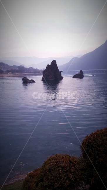 바위,물,바다,어두운,산,자연,풍경,nature,landscape,promontory,곶,outdoors,옥외,shoreline,해안선,water,ocean,대양,sea,boat,보트,vehicle,차량,transportation,교통,rock,록,land,땅