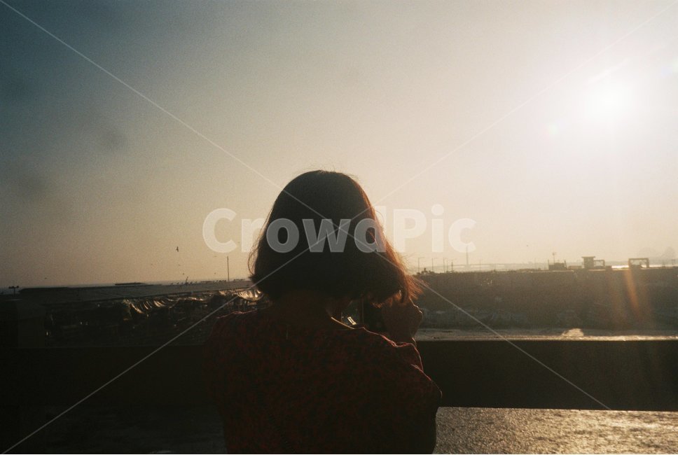 노을,해질녘,감성,필름카메라,뒷모습,단발머리,바다,바닷가,사람,인물,인간,human,person,여성,여자,woman,female,lady