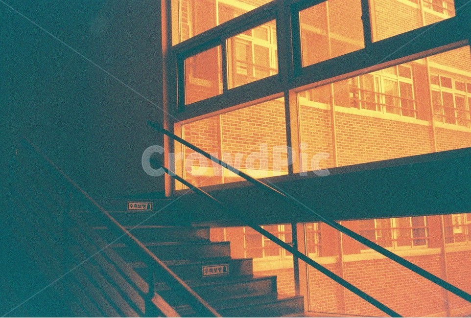 학교,계단,창밖,고요,정막,도시,풍경,city,창문,방과후학교,감성,sensible,feeling,색깔,색상,색채,색감,color sense,color sensitivity,feeling of color,교육,학교,공부,education,learning,study,school
