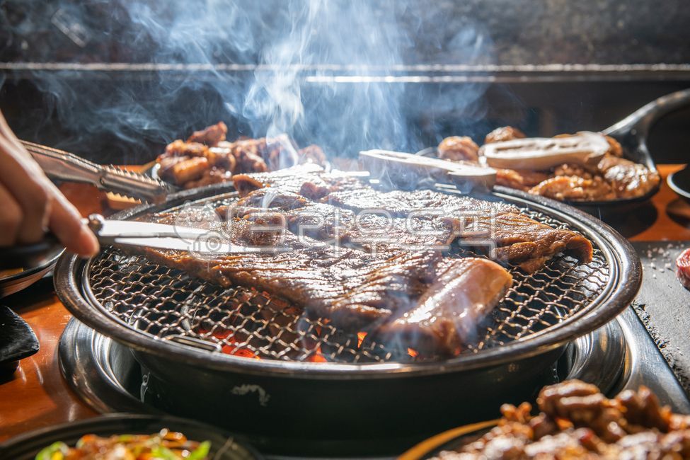 beef ribs,smoke,tongs,raw ribs,food,bbq,scissors,meal,seasoned ribs,barbecue,grilling,brazier,cooking,ribs,grill