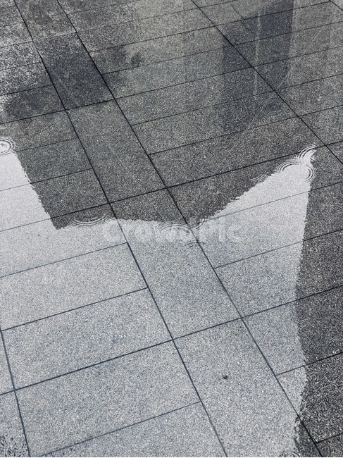 물거울,바닥,비,회색,빗물,비,비오는날,rain,rainy