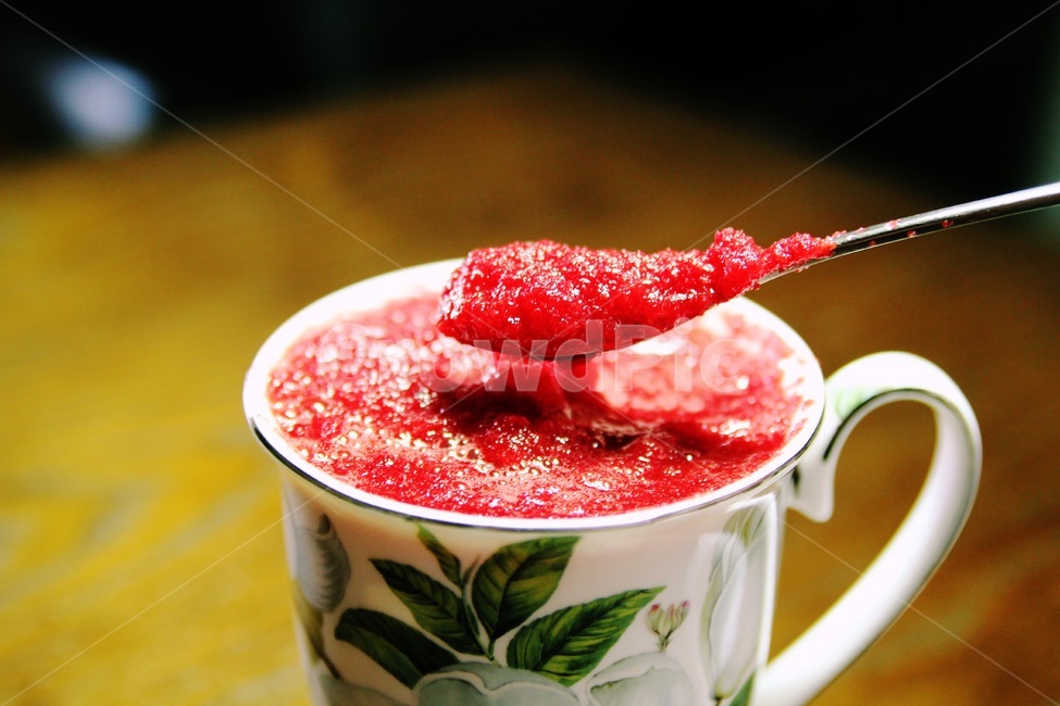 root plant,abc,fruit,health,juice,vegetable,teaspoon,red,apple,abc juice,desk,plant,spoon,diet food,diet,beet,cup,carrot