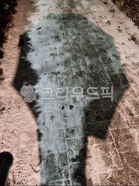 그림자,가로등불핓,눈길,길,사람그림자