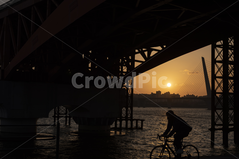 한강,한강공원,노을,도시풍경,해,태양,일몰,성산대교,bike,자전거,bicycle,person,사람,human,인간,라이딩,sunset,붉은하늘,오렌지,도시,서울