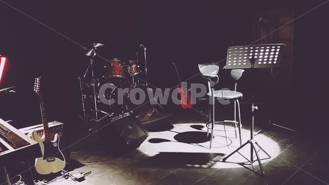 밴드,무대,악기,기타,드럼,보면대,공연무대,소공연장,밴드공연,소공연장무대,무대셋팅,밴드무대셋팅,악기,음향기기,musical instrument,musical equipment