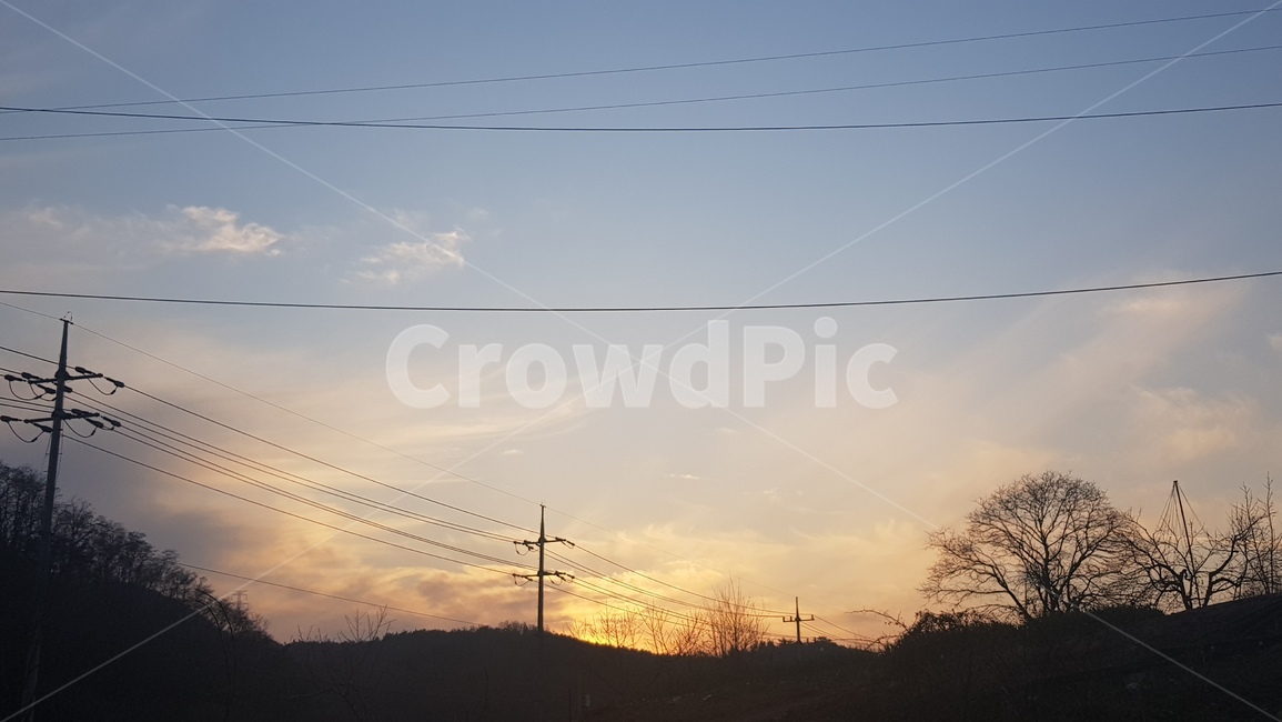 구름,하늘,파란하늘,하얀구름,뭉게구름,특이한구름,sky,bluesky,cloud,cable,케이블,powerlines,전력선,송전탑,electrictransmissiontower,석양,해질녘,붉은하늘,노을,감성사진,전봇대