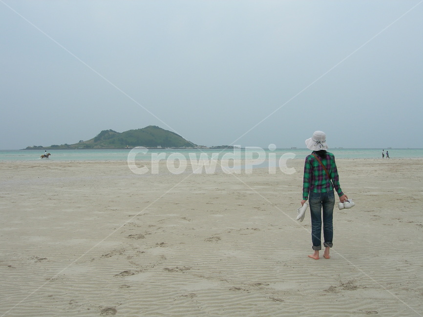 해변,모래,바닷가,사람,여자,뒷모습,쉼,힐링,휴식,섬,바다,해안가,seaside,beach,sea,person,woman,back,rest,healing,island,sand,jeju,제주,홀로,혼자