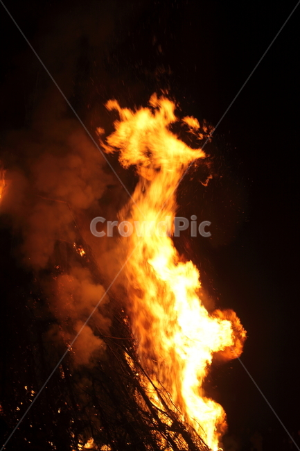 Full moon of the first lunar month,folk games,Burning the moon house,fire