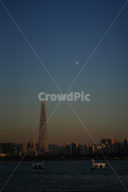 건축,건물,롯데타워,풍경,강변,하늘,옥외,자연,달,랜드마크,landmark,tourist attraction,한국랜드마크,한국관광지,한국명소,korea landmark,korea tourist attraction