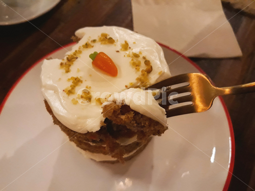 케이크,당근케이크,디저트,음식,카페,포크,브라운,접시,당근,음식,식재료,요리,food,cook,meal,dishes,food reserves,빵,bread,디저트,간식,후식,dessert,snack