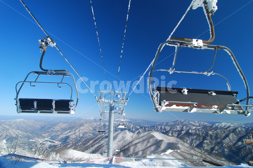 스키장,스키,겨울,리조트,풍경,설원,설경,맑은,하늘,날씨,눈,스노우,레포츠,레저,취미,운동,스포츠,슬로프,관광,무주리조트,자연,리프트,시설,시설물,구조물,의자,덕유산,국립공원,산,정상,설천봉,계절,무주,무주군,전북,전라북도,한국,겨울,계절,winter,season,교통,교통수단,traffic,transportation