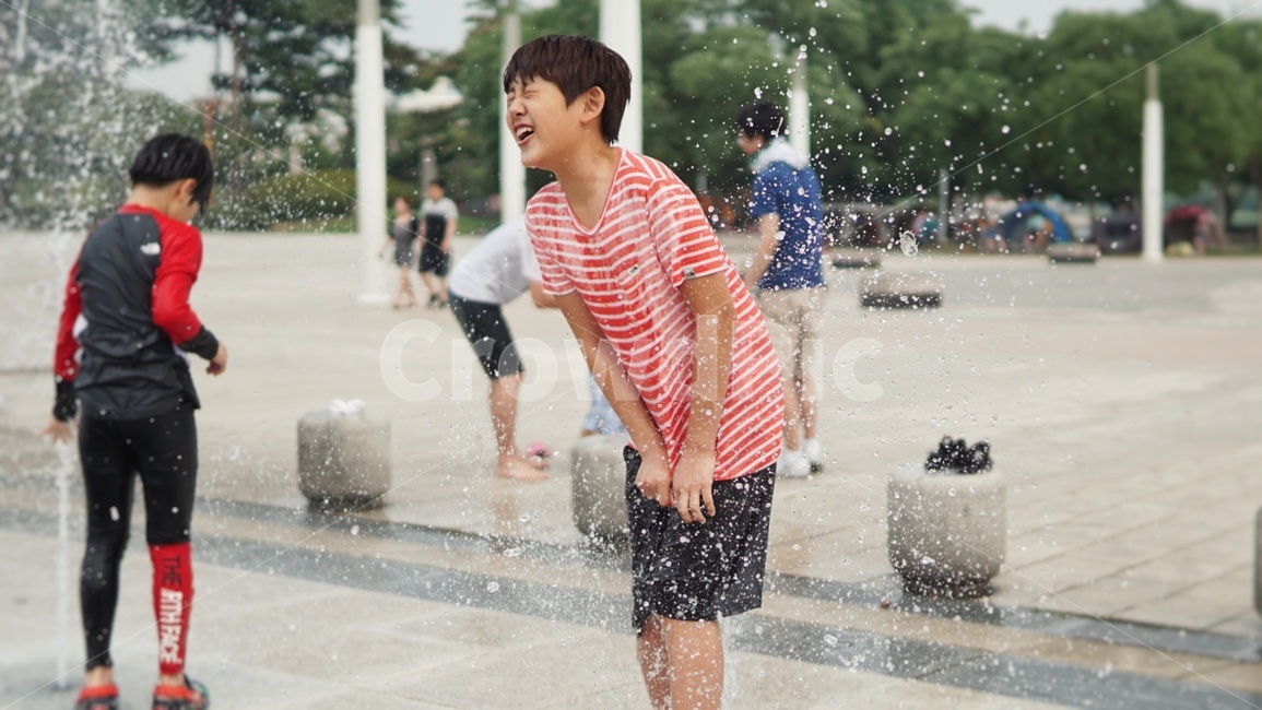 어린이,문놀이,여름,초등학생,가족,여행,여름,계절,summer,season,사람,인물,인간,human,person,어린이,어린아이,child,children,kid,water,물,shorts,반바지