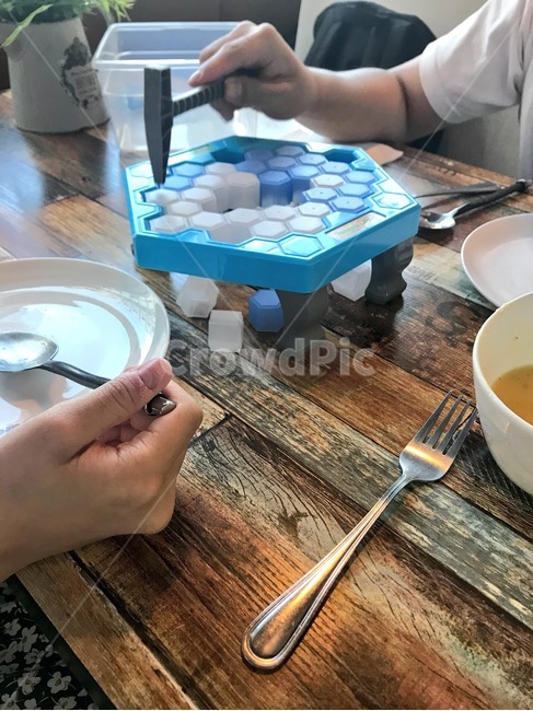 보드게임카페,보드게임,홍콩,친구,만남,식사,손,오른손,포크,숟가락,접시,식탁,그릇,boardgame,cafe,game,hongkong,friends,meetings,dine,hand,fork,spoon,dish,table
