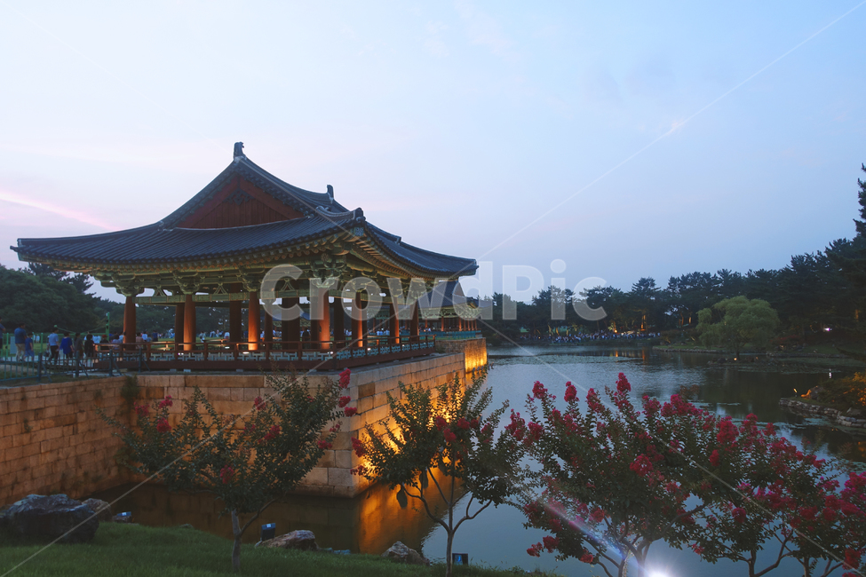 night view,palace,Silla architecture,traditional beauty,Anapji Pond,Silla,Silla period,Gyeongju,building,architectural beauty,Korean beauty,palace site,Donggung Palace and Wolji Pond,lake,Silla palace,architecture