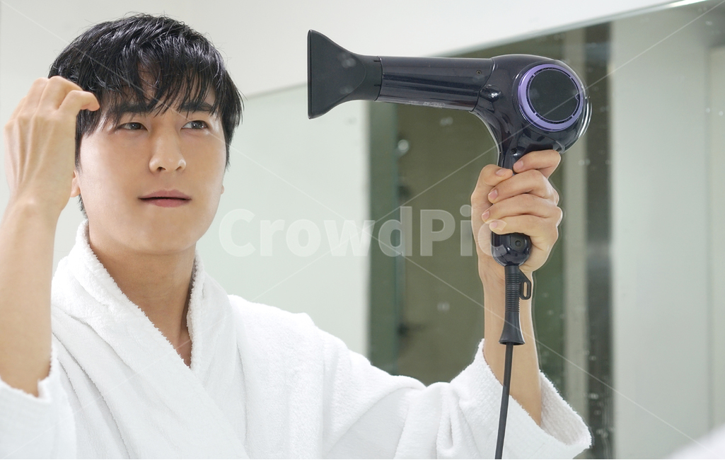 남성,남자,헤어,스타일링,목욕,샤워,드라이기,뷰티,머리카락,욕실,화장실,hair,사람,인물,인간,human,person,남성,남자,man,male,뷰티,미용,beauty treatment