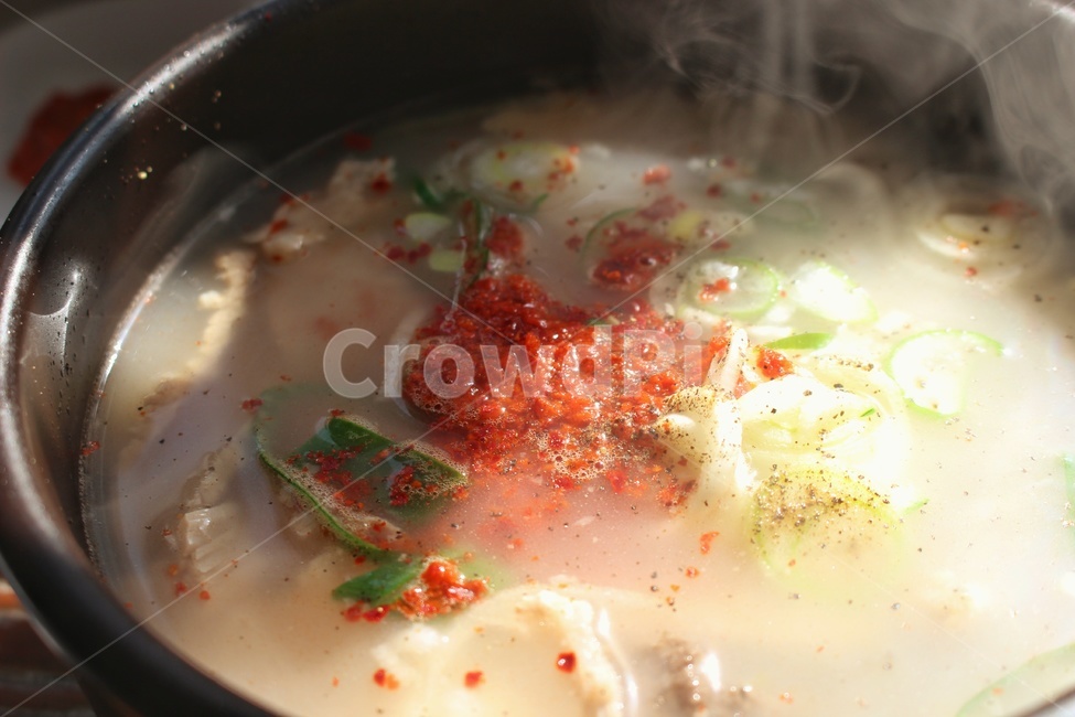 dish,요리,food,음식,meal,식사,bowl,사발,겨울,국밥,순대국,따뜻함,뜨끈함,맛있다,든든함,보양식,입맛,얼큰함,후루룩,순대,국,칼칼함,끓임,뚝배기,고소함,진국,사골,고기국,고기,한사발,음식,식재료,요리,food,cook,meal,dishes,food reserves