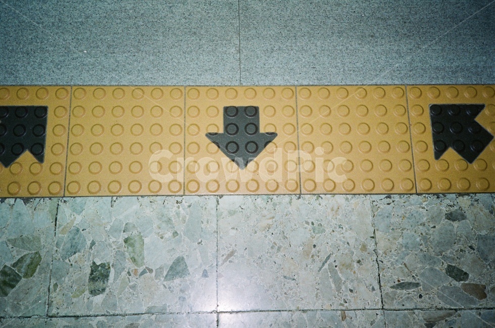 필름,필름사진,지하철,화살표,시각장애인유도블럭,film,filmphoto,subway,arrow,blindnessblock