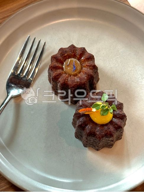 cafe,dessert,Baked snacks,canel,desert,food