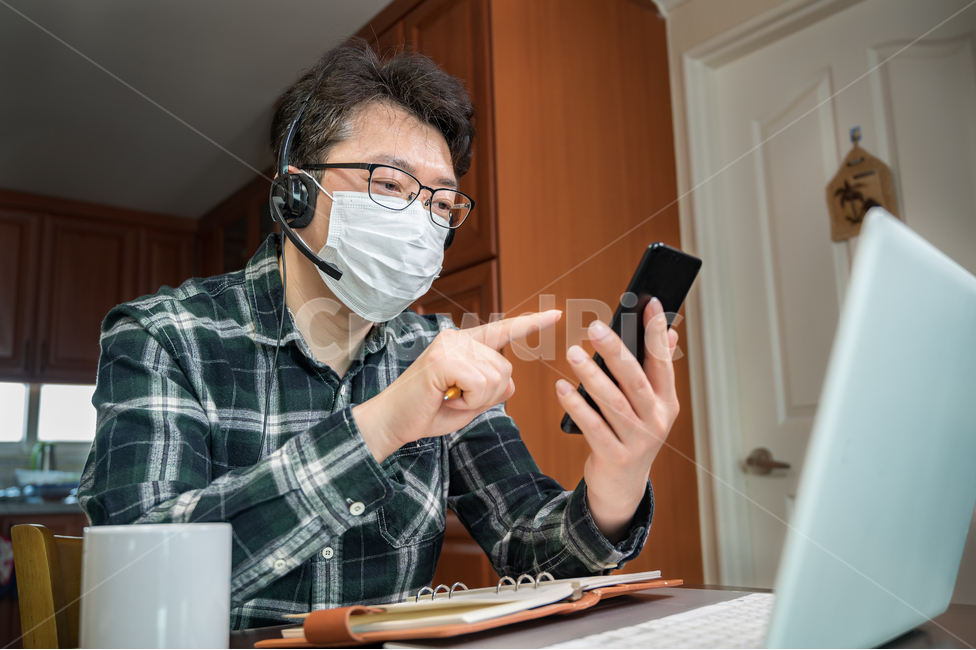 코로나19,코로나바이러스,coronavirus,covid19,원격근무,재택근무자,재택근무,자가격리,텔레마케팅,원격,서비스,인터넷,가정,노트북,컴퓨터,상담,컨셉,남자,남성,비지니스,아시아인,동양인,중국인,한국인,일본인,집,근무,영상통화,중년,4050세,1명,콜센터,업무,라이프스타일,인물,자택,캐주얼,일,직장인,직장,헤드셋,헤드폰,스마트폰,핸드폰,전화,통화,머그컵,마스크,일회용마스크,사람,인물,인간,human,person,남성,남자,man,male,정보통신기술,전자기기,전자제품,it,information,technology,electronic equipment