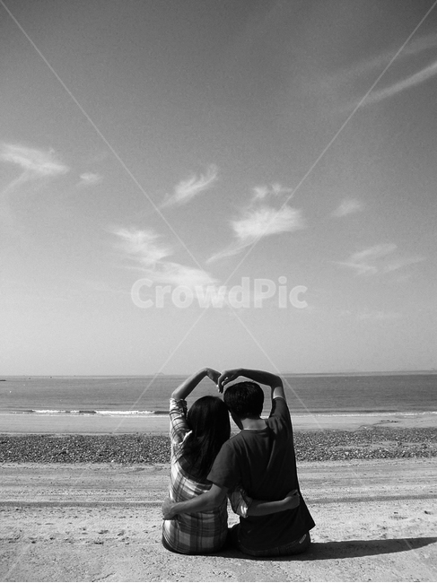 바닷가,해변,바다,해수욕장,사랑,하트,인연,연인,해변,바다,beach,sea,사람,인물,인간,human,person,연인,커플,사랑,lover,couple,감정표현,기분,feeling,emotion,흑백,모노톤,monochrome,black and white