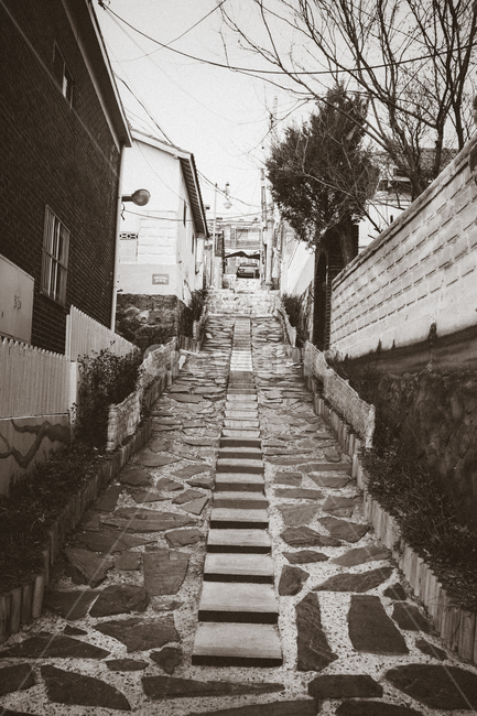 동화마을,흑백,감성,계단,휴식,쓸쓸함,골목,골목길,alley,흑백,모노톤,monochrome,black and white,walkway,보도,path,통로,flagstone,판석,sidewalk,pavement,포장