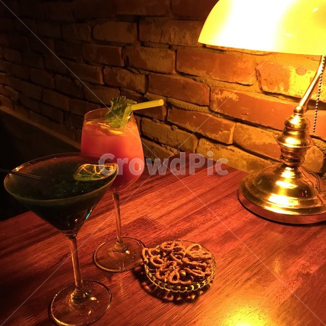 칵테일,칵테일바,노란조명,벽돌바,분위기바,술,주류,alcohol