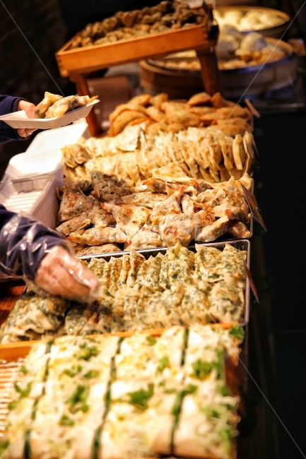 만두,가게,시장,야시장,음식,먹거리,새우만두,상권,손길,전통시장,간식,주전부리,시장,마트,마켓,market,mart,market place,사람,인물,인간,human,person,신체일부,몸,body,음식,식재료,요리,food,cook,meal,dishes,food reserves,디저트,간식,후식,dessert,snack