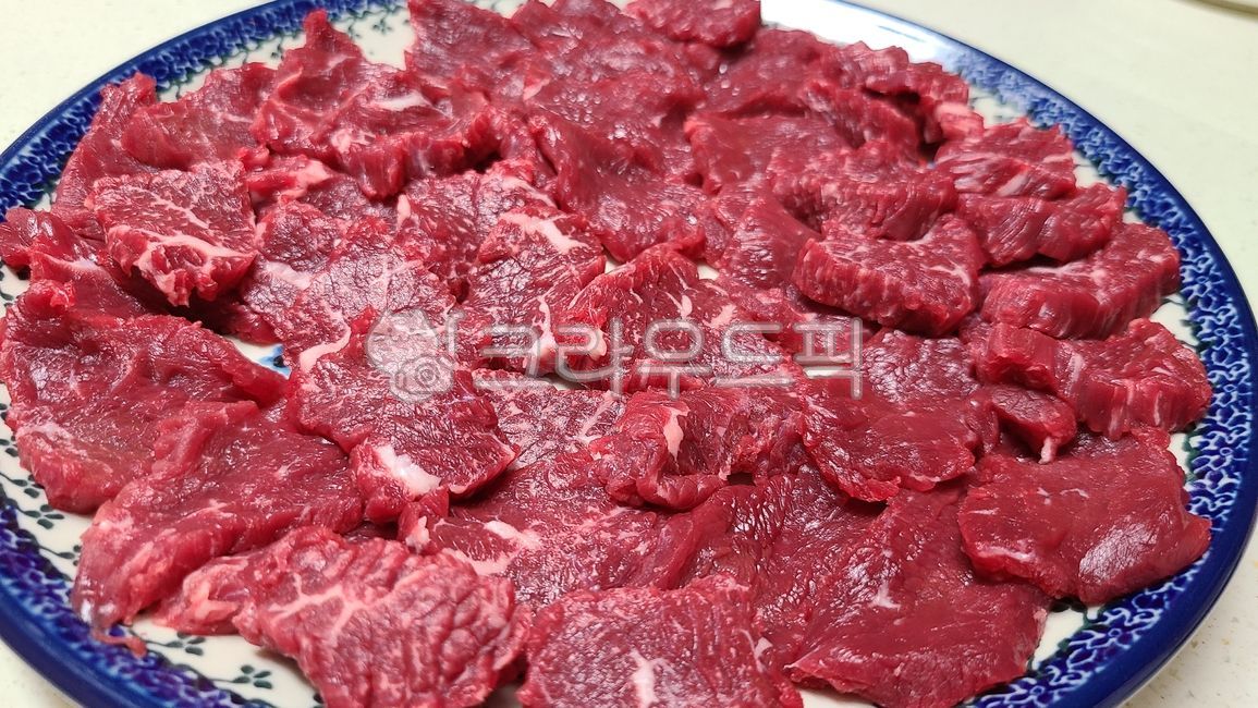 뭉티기,육회,한우육회,생고기,한우,고기,한국음식,소고기,육사시미,토속음식,전통음식,food,음식,식사,접시