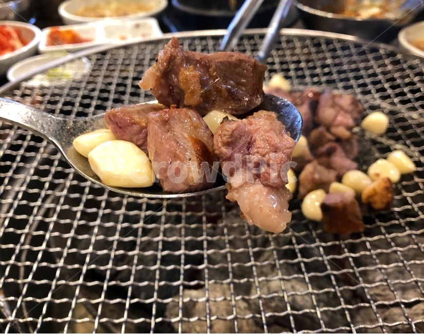 garlic,Charcoal grill,food cravings,restaurant,food,meal,galmaegisal,meat,grilling meat,mukbang